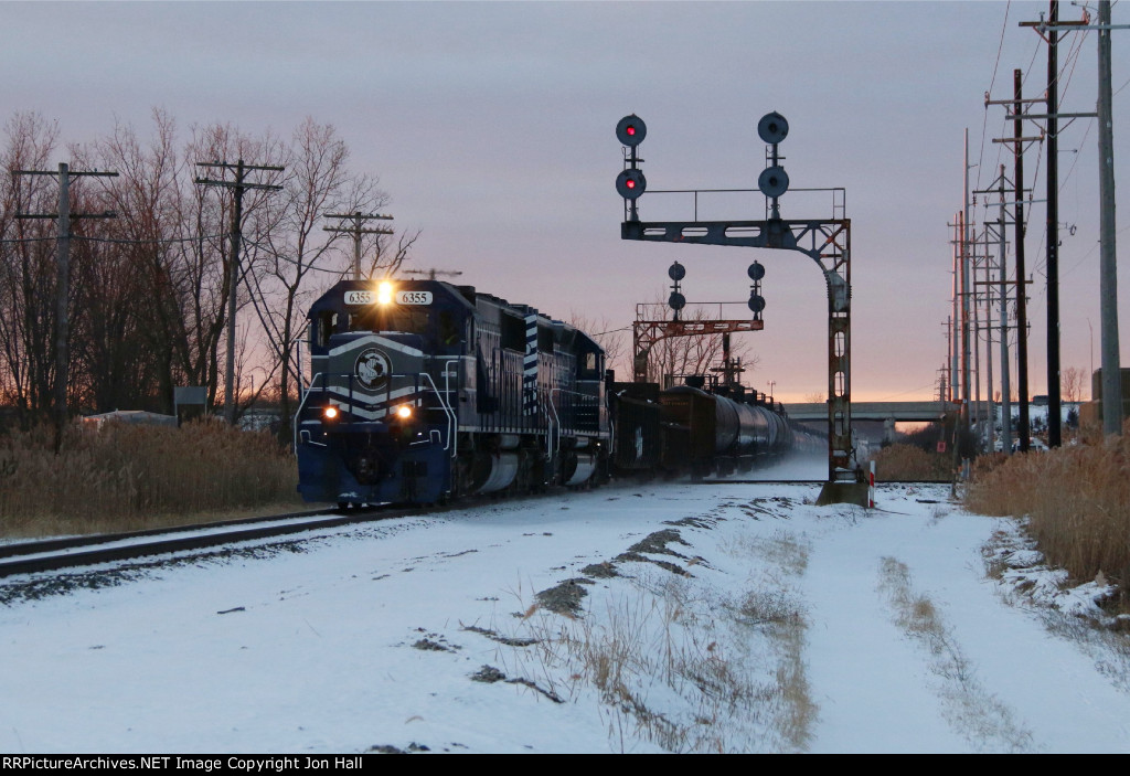 6355 & 6303 bring Z127 north over the CN at Kearsley shortly after sunrise